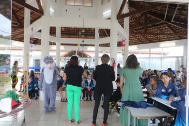 Coelhinho da Páscoa levou doces para os alunos das escolas municipais de Lagoa dos Três Cantos