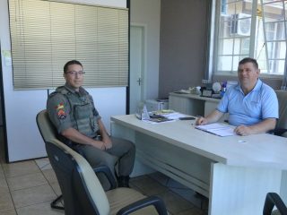 Prefeito Sergio Lasch recebeu no gabinete o comandante do 3º GPM de Lagoa dos Três Cantos