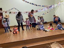 Momentos especiais da festa junina da EMEI Rainha de Lagoa dos Três Cantos na noite de quarta-feira (14)