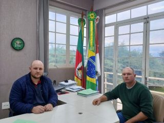 Prefeito em exercício recebe visita do pai