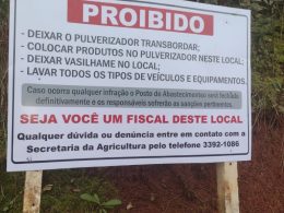 Placas educativas em postos de abastecimento de pulverizadores