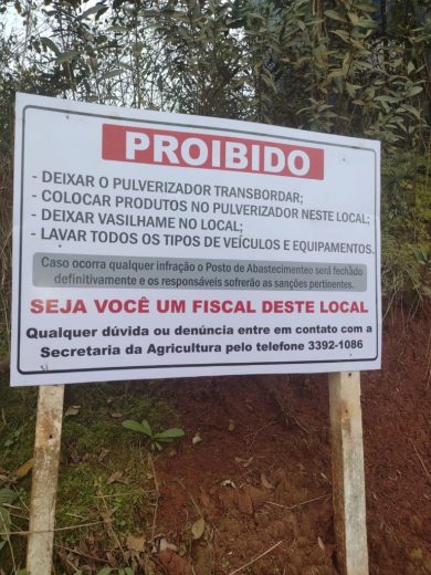 Placas educativas em postos de abastecimento de pulverizadores