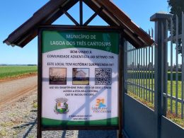Primeiras duas placas interativas identificando e contando a história de pontos atrativos via QR Code em Lagoa dos Três Cantos foram instaladas