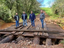 Força das águas danificam ponte na divisa de Lagoa dos Três Cantos e Não-Me-Toque