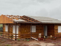 Lagoa dos Três Cantos: casas destelhadas na cidade árvores e galhos caídos nas estradas do interior