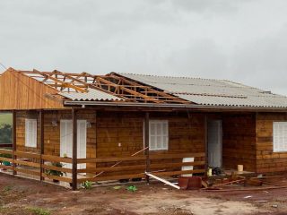 Lagoa dos Três Cantos: casas destelhadas na cidade árvores e galhos caídos nas estradas do interior