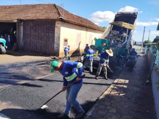 Recapeamento, pavimentação em rua sem asfalto e no Parque da Lagoa Fest.