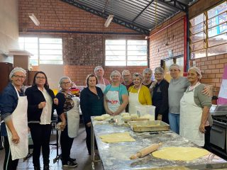 Voluntárias responsáveis pela confecção de bolachas para o Presépio Comestível se unem na confecção de bolachas para distribuição aos desabrigados pelas enchentes