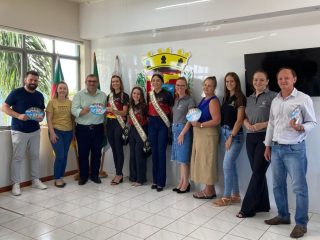 Soberanas de Lagoa dos Três Cantos e Coordenadoras de Cultura e Turismo visitaram prefeitos em nossa região