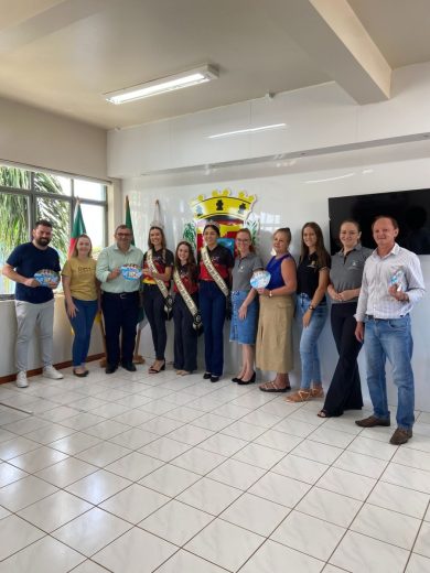 Soberanas de Lagoa dos Três Cantos e Coordenadoras de Cultura e Turismo visitaram prefeitos em nossa região