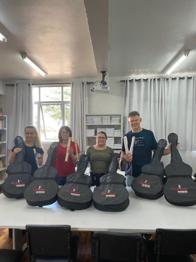 CRAS recebe doação de instrumentos musicais