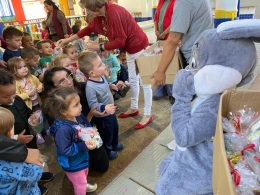 Coelho da Páscoa nas escolas municipais de Lagoa dos Três Cantos