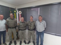 Prefeito Sergio Lasch recebe em seu gabinete o comando da BM