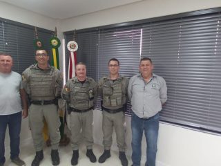 Prefeito Sergio Lasch recebe em seu gabinete o comando da BM