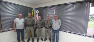 Prefeito Sergio Lasch recebe em seu gabinete o comando da BM