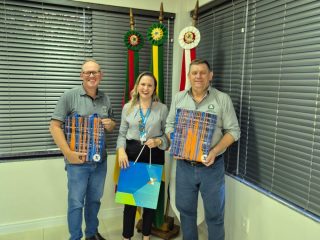 Prefeito Sergio Lasch e vice Régis Simon recebem visita da gerente da Caixa Econômica, agência de Tapera