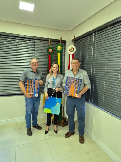 Prefeito Sergio Lasch e vice Régis Simon recebem visita da gerente da Caixa Econômica, agência de Tapera