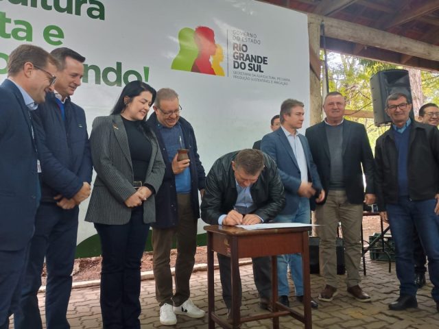 Prefeito de Lagoa dos Três Cantos assina convênio com o governo do estado no valor de R$ 300 mil para recuperação de estradas