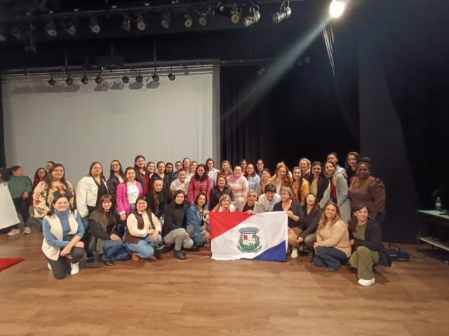Profissionais da educação de Lagoa dos Três Cantos participaram de palestra no Centro de Eventos em Tapera
