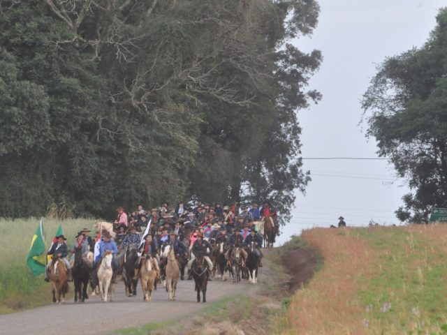Xlll Cavalgada Intermunicipal do Rancho Vô Emílio mobilizou tradicionalistas da região