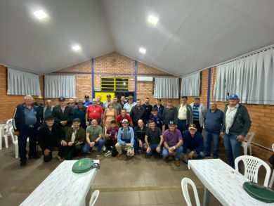 Administração Municipal de Lagoa dos Três Cantos por meio do CMDL realiza confraternização de entrega de prêmios aos vencedores do Municipal de Canastra Masculina