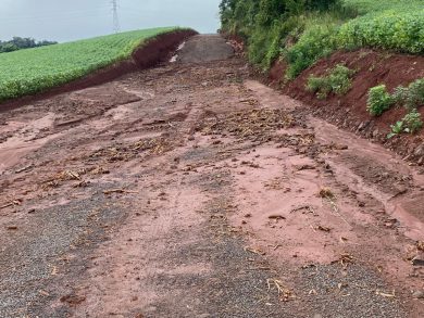 Chuvas torrenciais do final de semana danificam estradas do interior de Lagoa dos Três Cantos