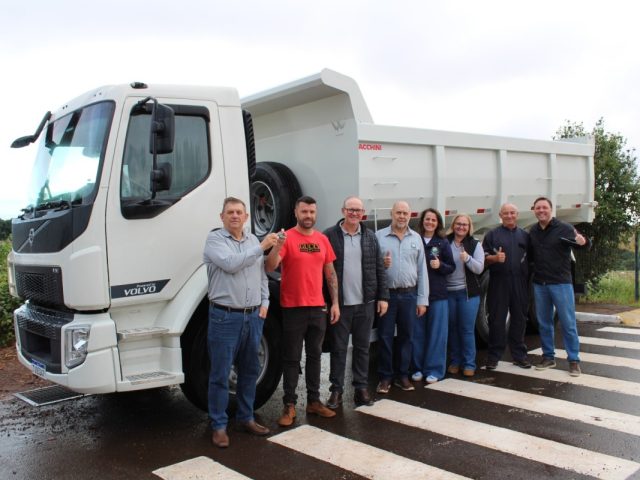 Administração de Lagoa dos Três Cantos adquire novo caminhão para reforçar serviços de obras