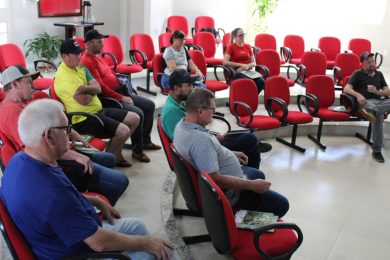 Produtores de leite de Lagoa dos Três Cantos discutem o descarte correto de resíduos perfurocortantes