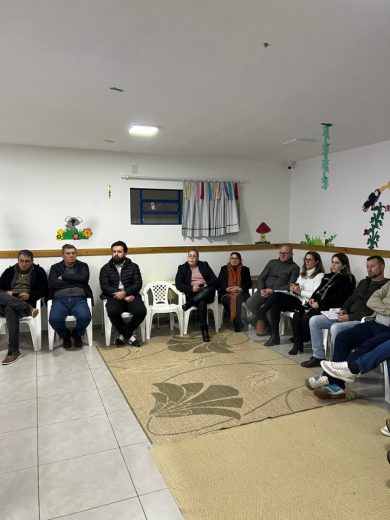Secretaria de Educação reúne os Poderes Executivo e Legislativo para discutir novo Plano Municipal de Educação de Lagoa dos Três Cantos
