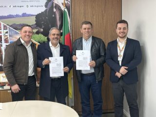 Prefeito Sergio Lasch assina convênios para fortalecimento da agricultura de Lagoa dos Três Cantos