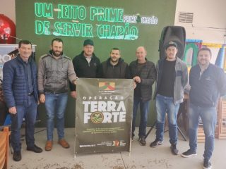 Produtores de Lagoa dos Três Cantos recebem os primeiros cartões do programa Operação Terra Forte