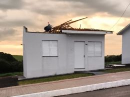 Vendaval causa destelhamentos em loteamento de Lagoa dos Três Cantos