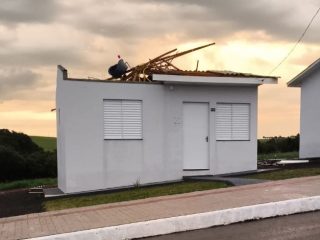 Vendaval causa destelhamentos em loteamento de Lagoa dos Três Cantos
