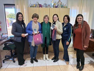 Secretaria de Educação entrega telefones corporativos às escolas da rede municipal para uso no ECA Digital