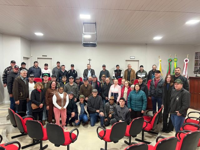 Programa Milho 100% realiza entrega de sementes a agricultores de Lagoa dos Três Cantos