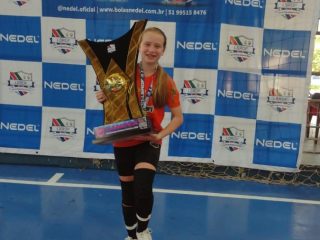 Júlia Walker Von Frühauf é campeã estadual de futsal Sub-13 feminino