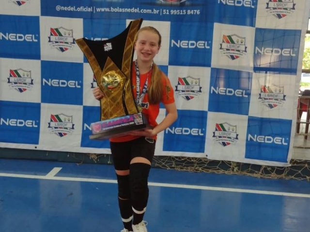 Júlia Walker Von Frühauf é campeã estadual de futsal Sub-13 feminino