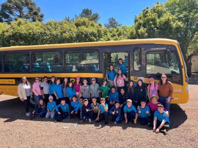 Alunos do 4º ano percorrem o interior de Lagoa dos Três Cantos para conhecer melhor o município